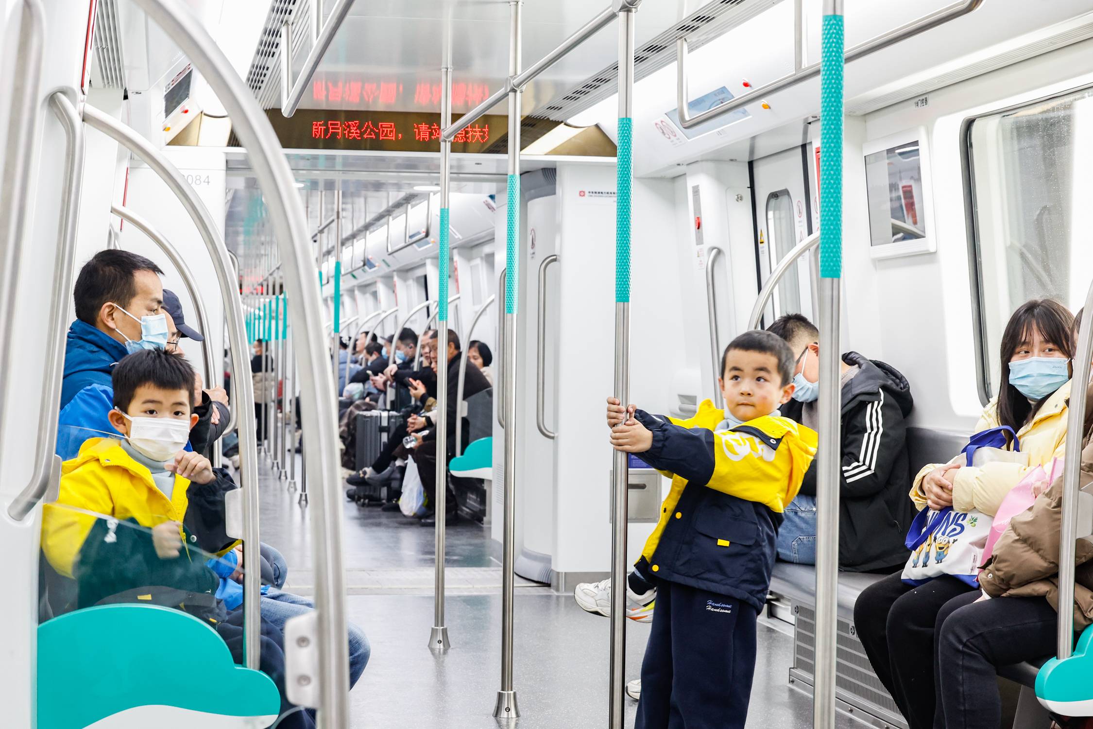 市民乘坐新开通的武汉地铁19号线。（湖北日报全媒记者 倪娜 摄）