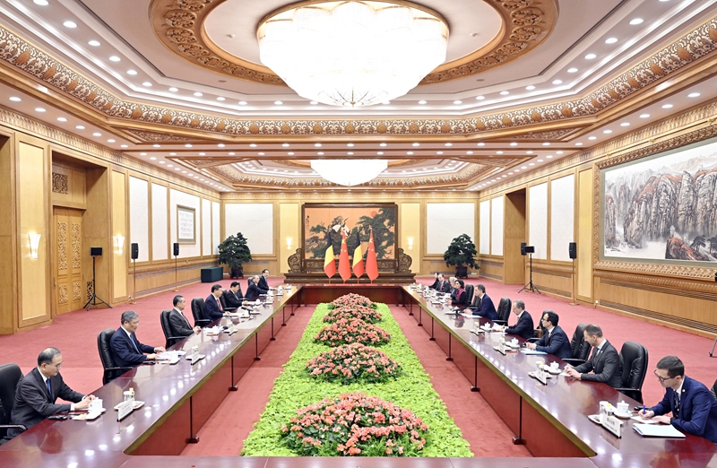 1月12日下午，国家主席习近平在北京人民大会堂会见来华进行正式访问的比利时首相德克罗。
