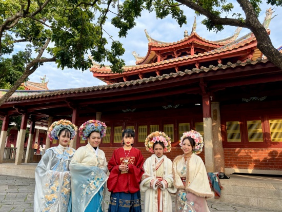 泰國留學生頭戴蟳埔簪花圍在開元寺留影。人民網記者 金慧慧攝