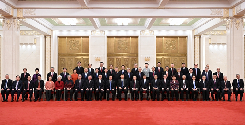 2月7日，习近平、王沪宁、蔡奇、丁薛祥等在北京人民大会堂同党外人士欢聚一堂，共迎佳节。这是习近平等同大家合影留念。