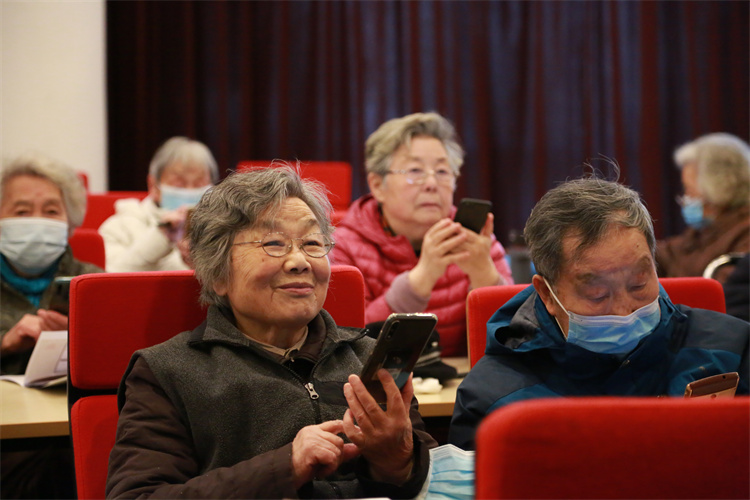 上海市中福會養老院的新春版數字課堂上，年齡奔百的老人們在認真學習如何搶紅包。人民網記者 龔莎攝