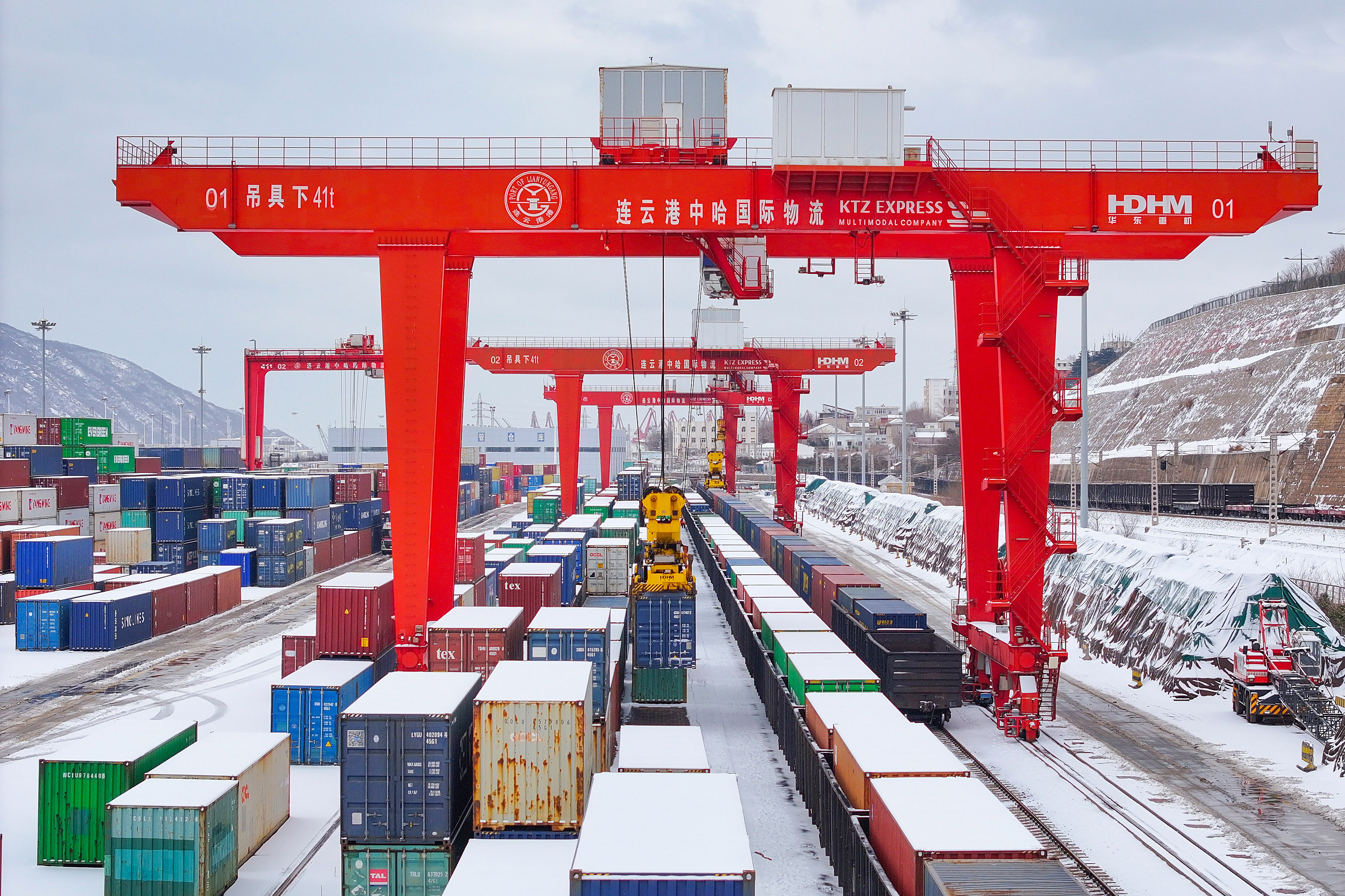 2024年2月22日，江苏省连云港市中哈连云港物流合作基地，大型机械正在吊装集装箱。