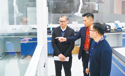 图为杨艳生（左）走访广东东立新材料股份有限公司。