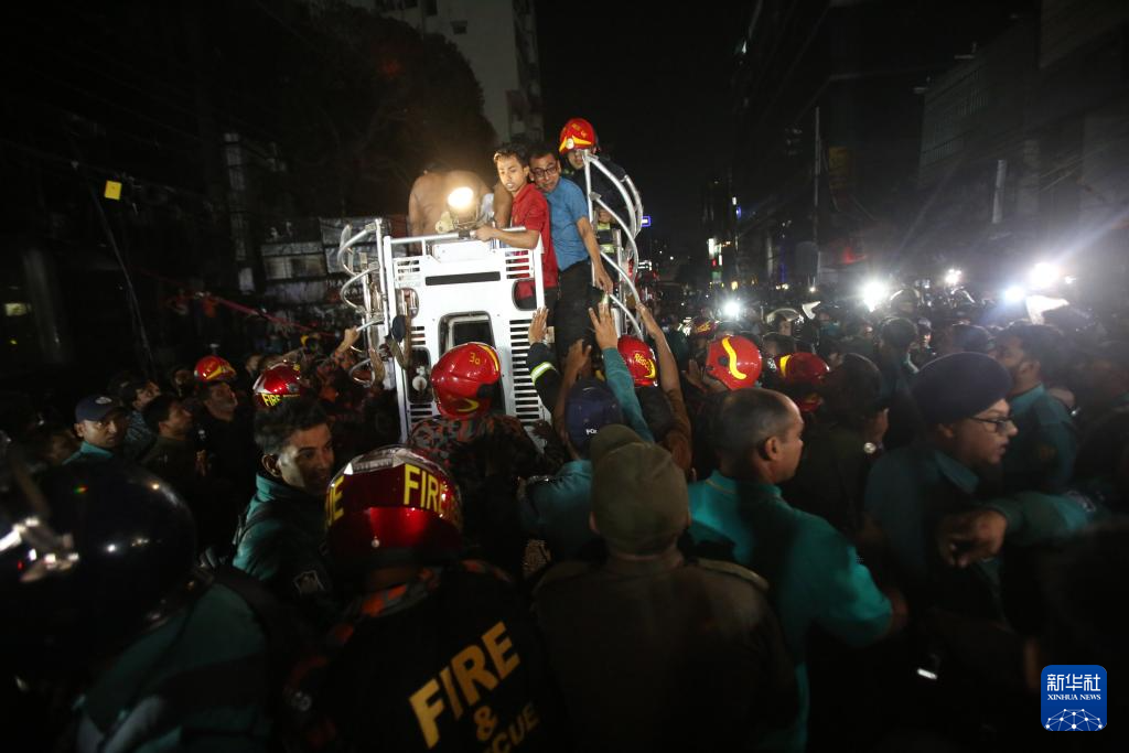 孟加拉首都达卡一栋建筑发生火灾，已造成至少43人死亡
