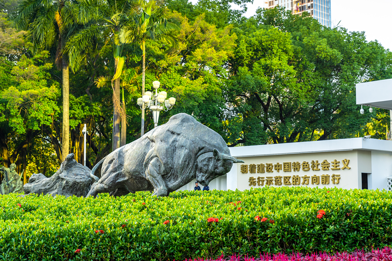 深圳市委大院门口的开荒牛雕塑地标。