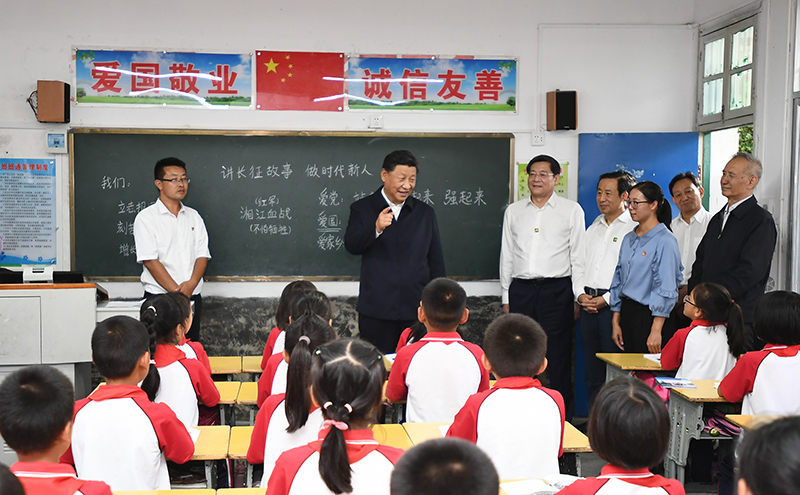 2020年9月16日，习近平总书记在湖南省郴州市汝城县文明瑶族乡第一片小学，同正在上思政课的同学们亲切交流。