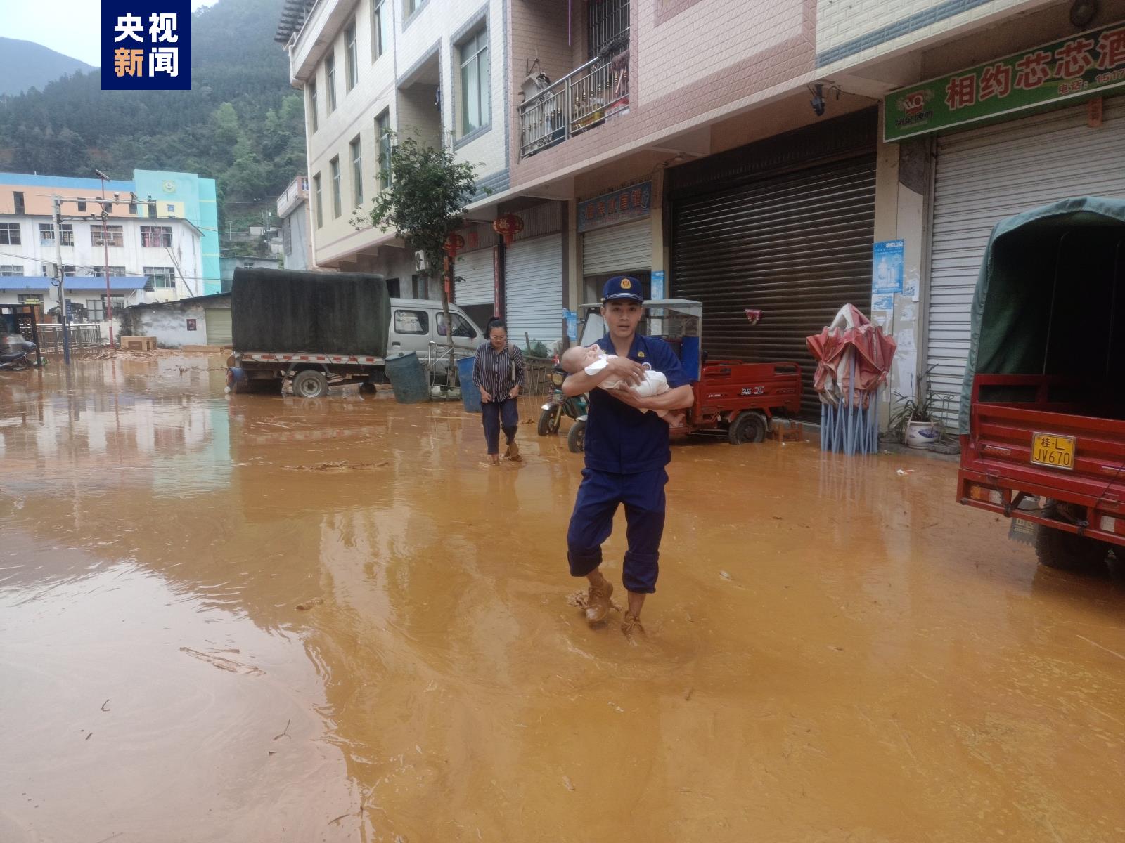 广西那坡县通报引水渠渗水致泥石流：4栋民房倾斜 周边群众紧急撤离