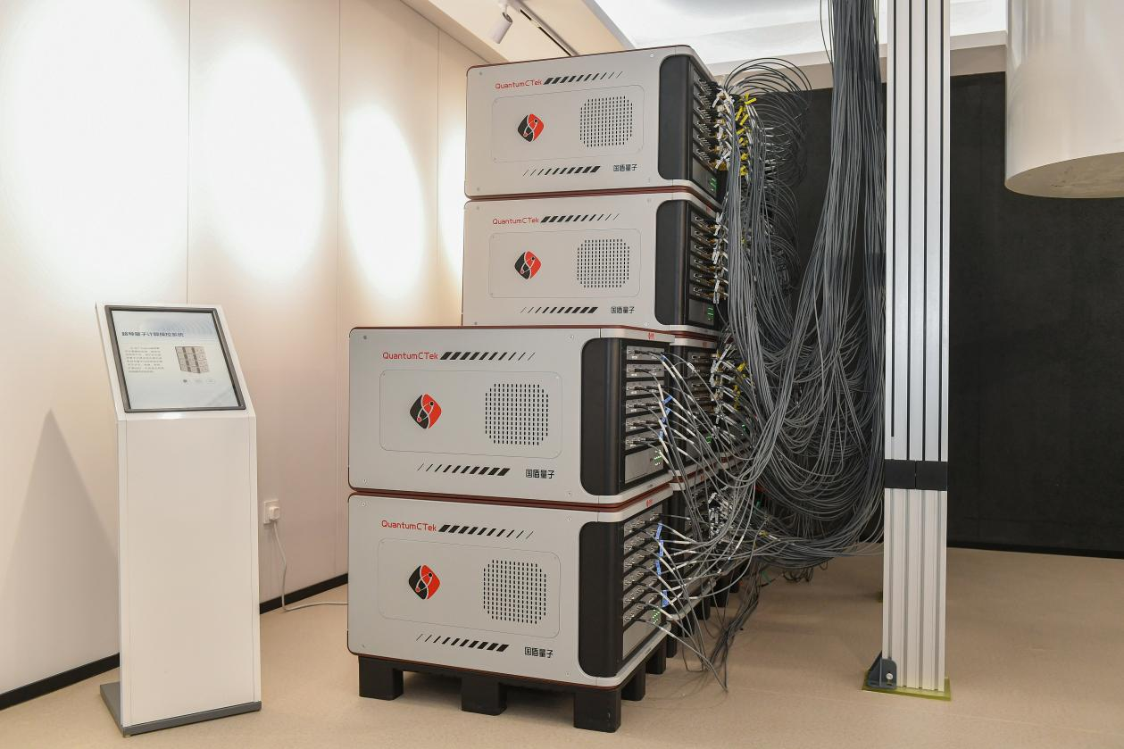 2023年2月7日，安徽合肥，一台正在运行的超导量子计算机，多个操控系统机箱通过许多线束连接。
