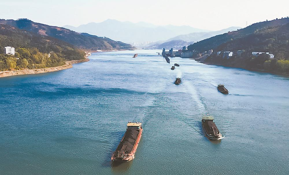 徐新和 摄"武夷2号"新能源船舶从南平港洋坑码头出发,正在通过闽江