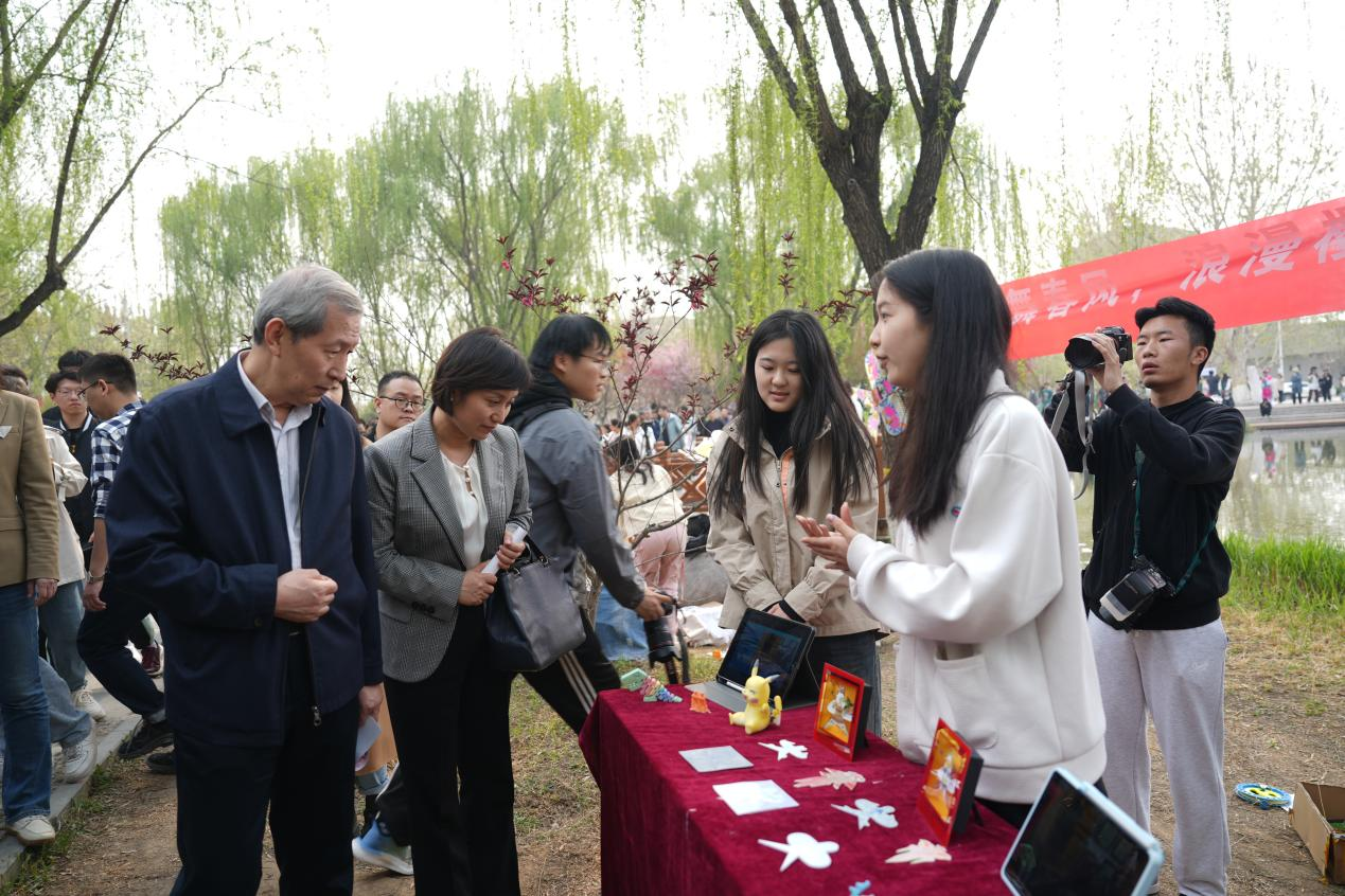 开幕式后，与会领导和嘉宾观看学生的非遗作品。