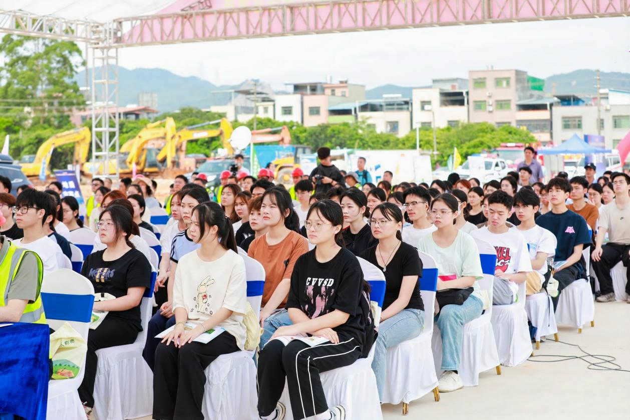 惠州市职业卫生技术学院师生在主会场现场观摩演练（惠州市供图）