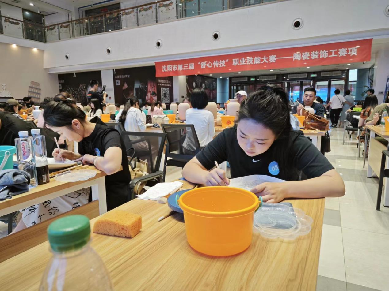 沈阳:陶瓷装饰工同台竞技 展示辽瓷非遗文化传承与发展