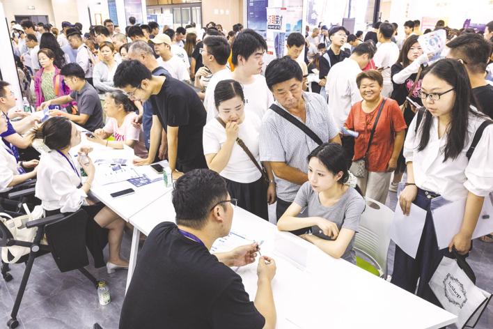 7月21日，武汉市汉阳区&ldquo;职等你来&rdquo;夏季招聘会在湖北武汉人力资源服务产业园汉阳园区举行。（湖北日报全媒记者 任勇 通讯员 黄璜 刘虎成 摄）