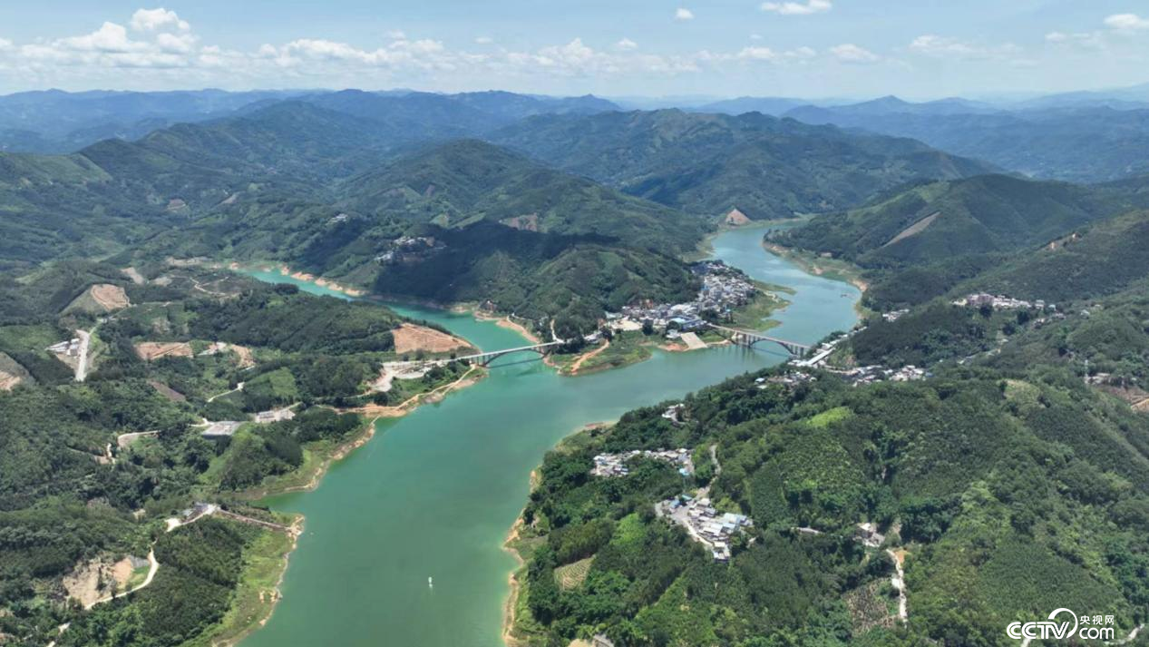 南盘江与清水江在西林县马蚌镇八大河村交汇