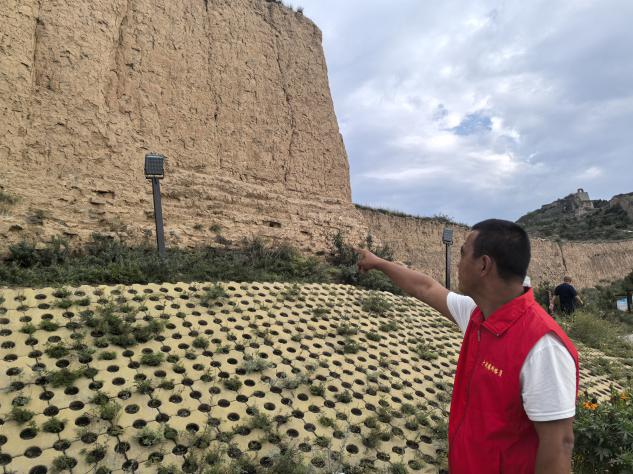 郝中華對巡查路段的長城了如指掌。（王莉莉 攝）   