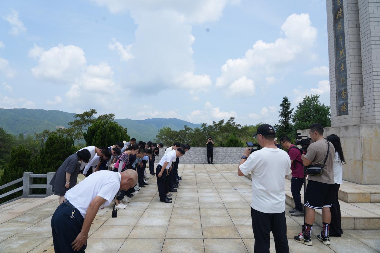 采访调研团成员在松毛岭战斗烈士纪念碑前鞠躬致敬