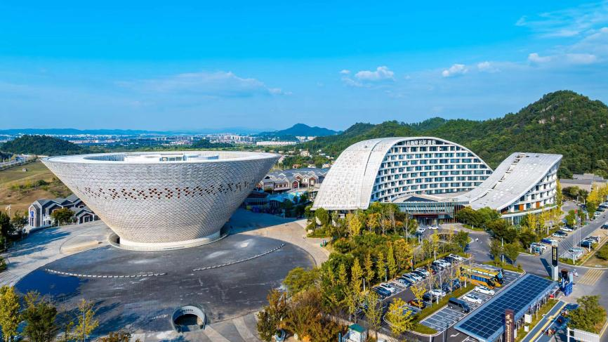 "潮玩汇瓷都,普天庆华诞"昌南里世界陶瓷潮玩小镇在景德镇开园