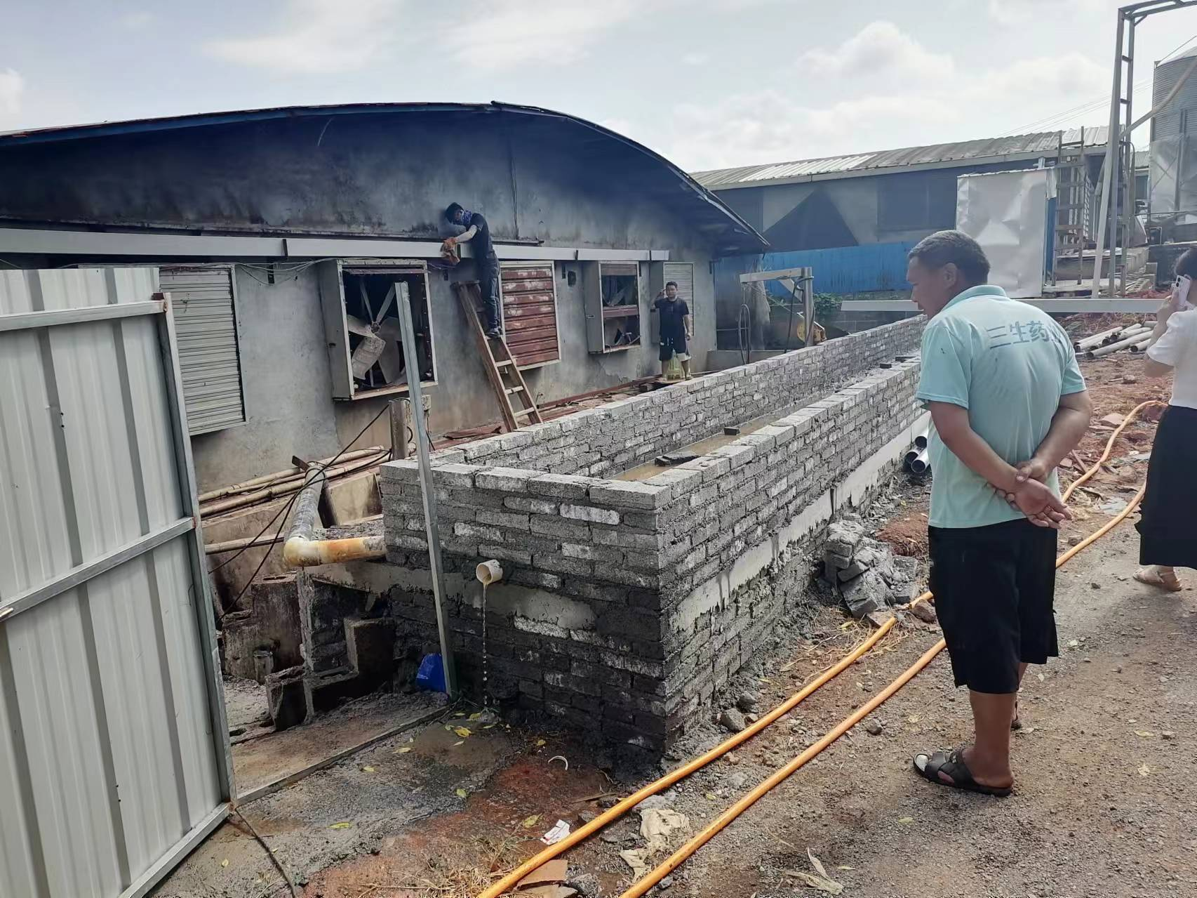 养猪场加装除臭设施施工中