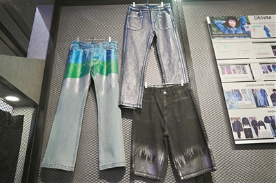 使用色彩鲜艳涂层的牛仔新品令人眼前一亮。