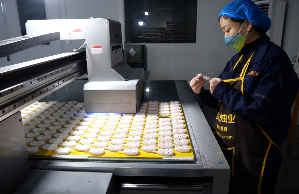 中國經濟樣本觀察·“鎮”了不起｜小小蠟燭“點”出12億元“浪漫產業”