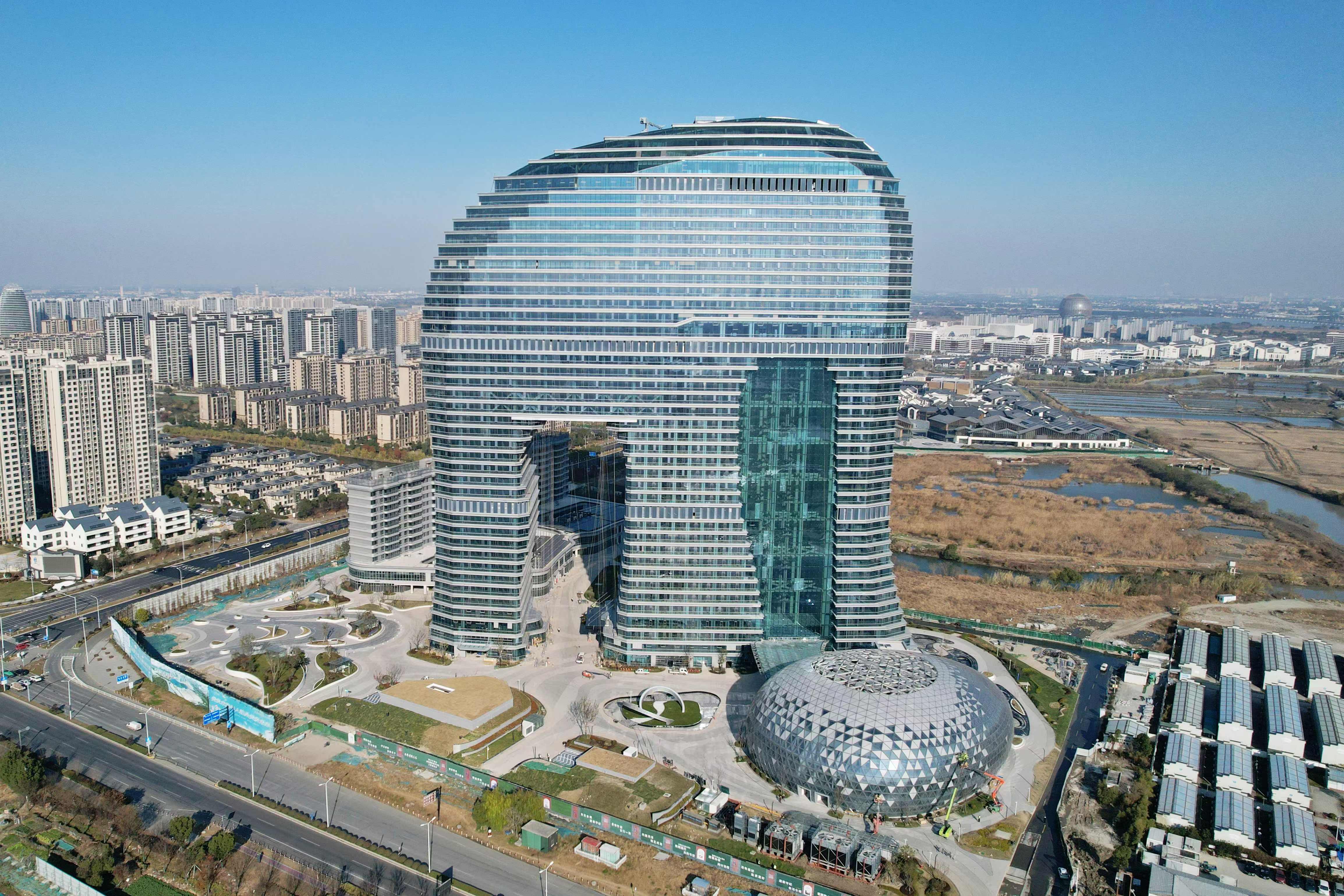 7万平方米,建有180米超高层大象酒店,水滴形国际会议中心,商住综合体