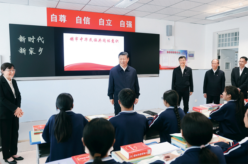 2024年6月18日至19日，中共中央总书记、国家主席、中央军委主席习近平在青海考察。这是18日下午，习近平在果洛西宁民族中学高一（1）班观摩&ldquo;新时代、新家乡&rdquo;主题思政课。 新华社记者 鞠鹏/摄