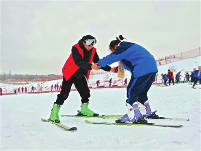 教练手把手教学生掌握滑雪技巧。徐世银 摄