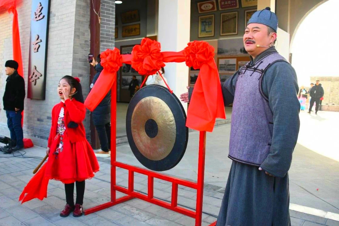 跨时空对话情景表演。（陈文诚 班大威 高旭 摄）