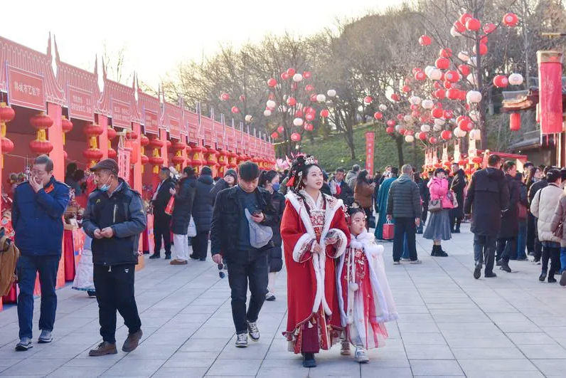 “非遗贺新春·非遗年货购物月”活动现场。图源：西安日报