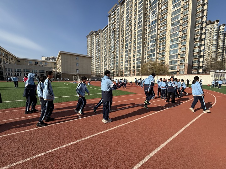 北京市丰台区外国语学校学生在课间活动中。