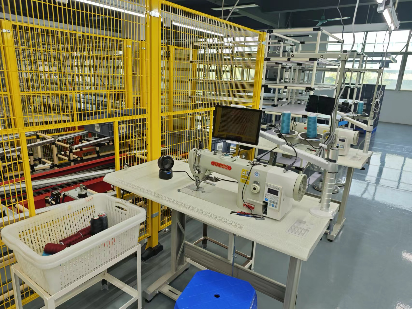 虹辰皮具生产车间