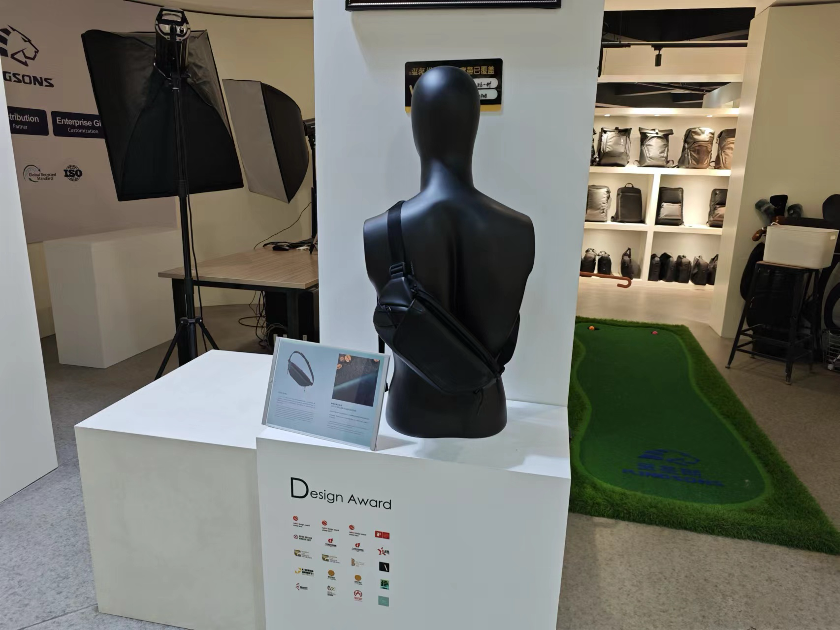 咖啡渣再生皮革背包展品