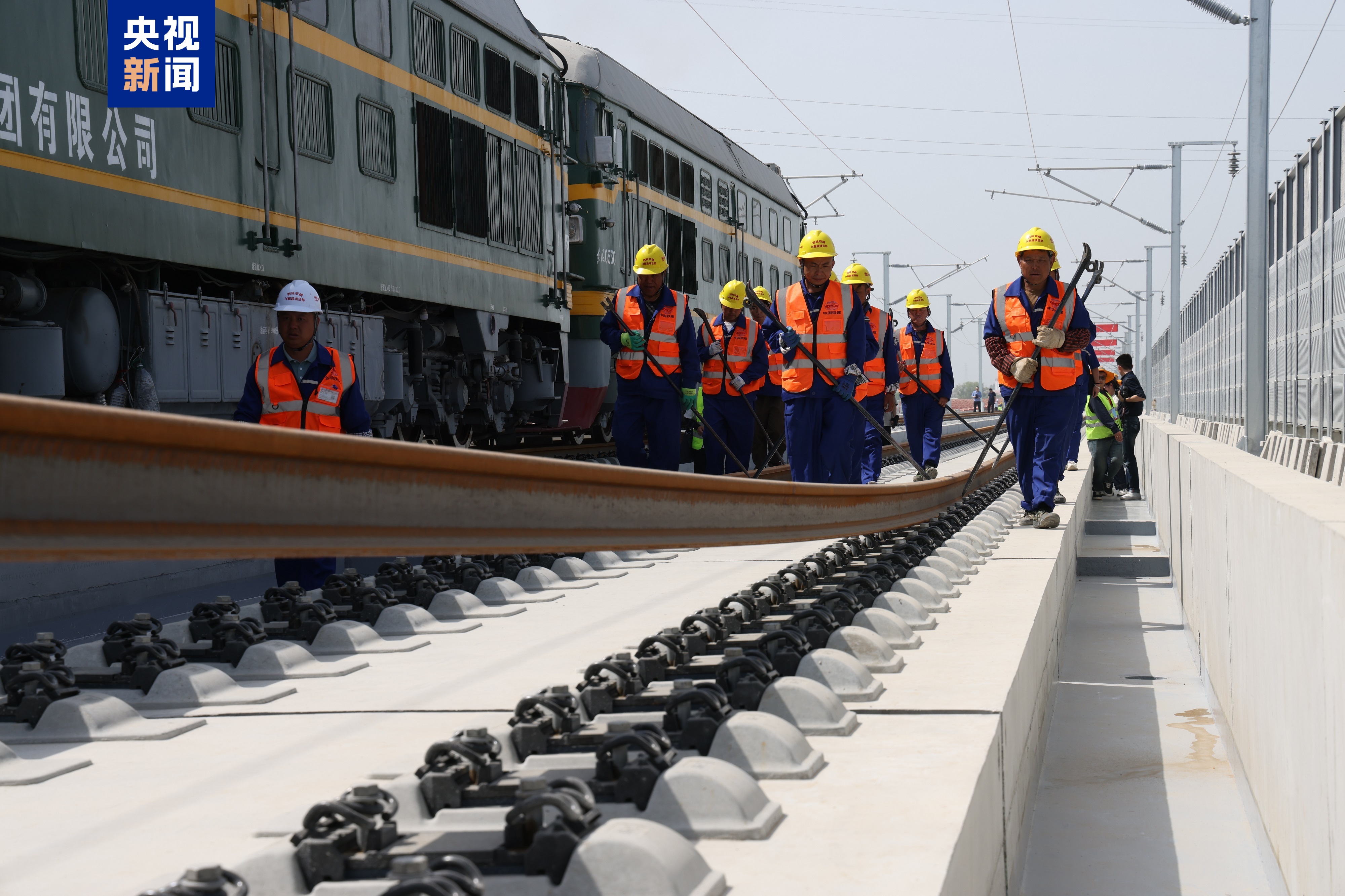 陕北革命老区首条高铁铺轨施工 西安→延安将缩短至1小时