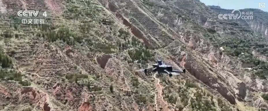 卫星识别出风险源以后,通过航空无人机的低空观测可以进一步提高识别的精细程度,再结合地面的调查就可以确定地质灾害的风险隐患点,并采取相应的预防措施。通过卫星、无人机和地面调查,我国可实现对重大灾害隐患的主动防治。