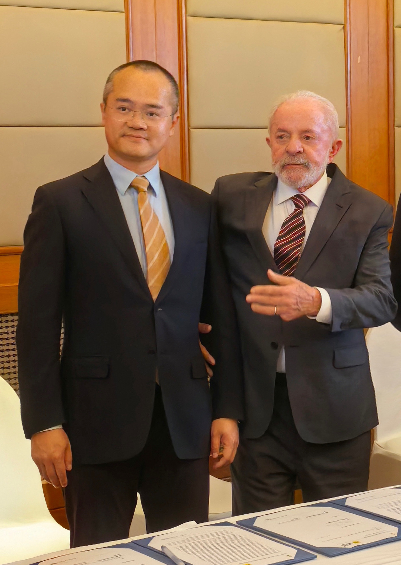 巴西总统卢拉（右）与美团公司创始人、CEO王兴（左）会面，并见证签署投资协议