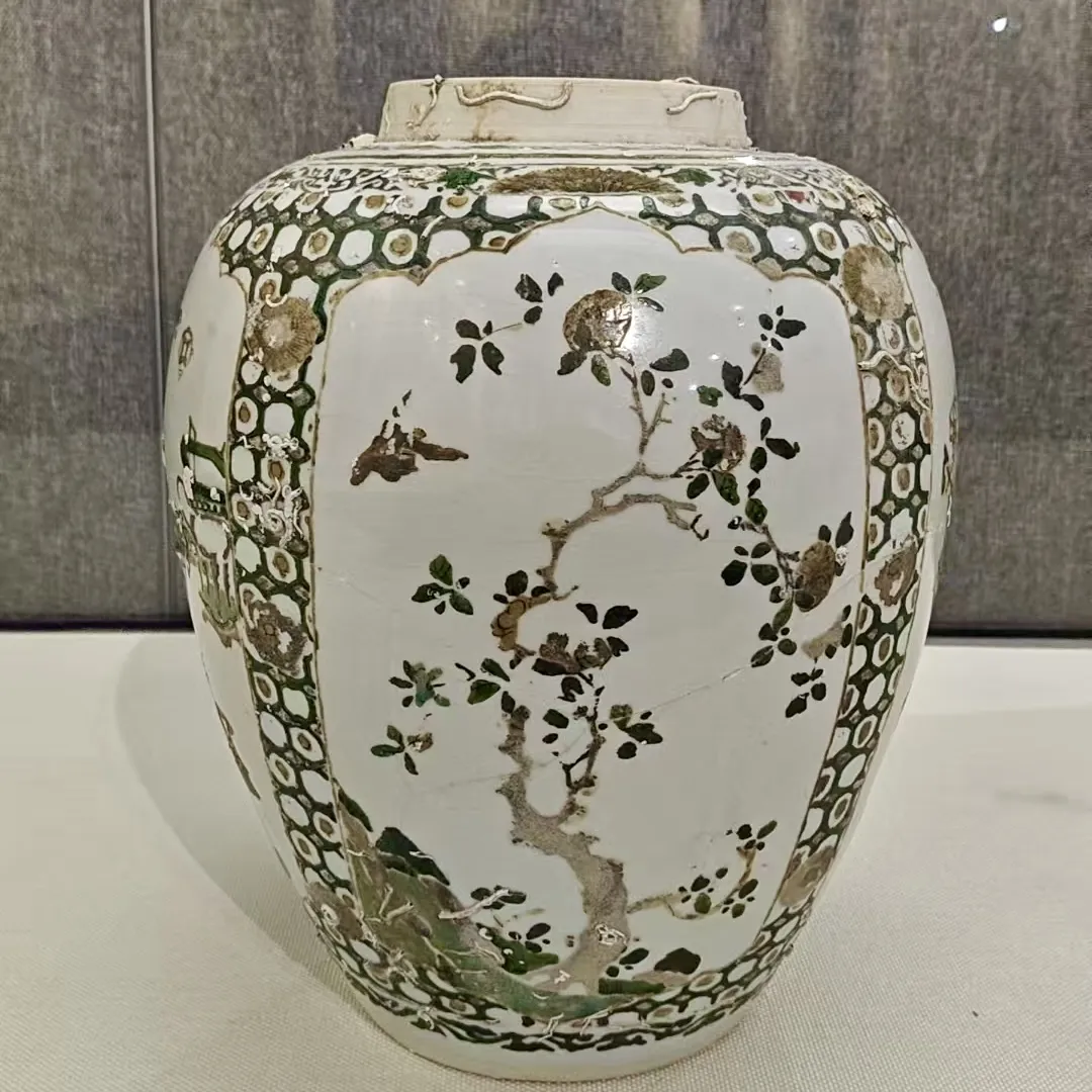 清康熙五彩开关博古花鸟纹罐
