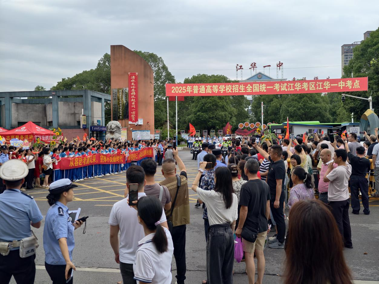 6月7日首场考试结束，湖南省江华瑶族自治县第一中学考点考生出场。（段雁鸣/摄）