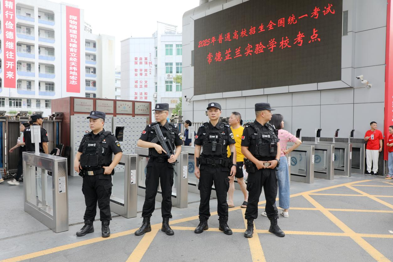 常德考点门口值守的特警