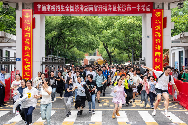 6月9日，在长沙市第一中学考点，考生在高考结束后庆祝。当日，全国部分地区高考结束。 新华社记者 陈思汗 摄