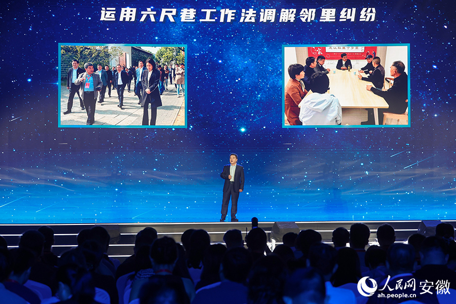 桐城六尺巷社区党总支书记张耘讲述《文明印记》。人民网记者 张俊摄
