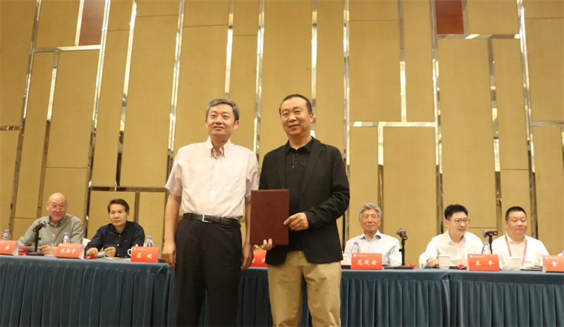 颁发艺委会名誉主任聘书