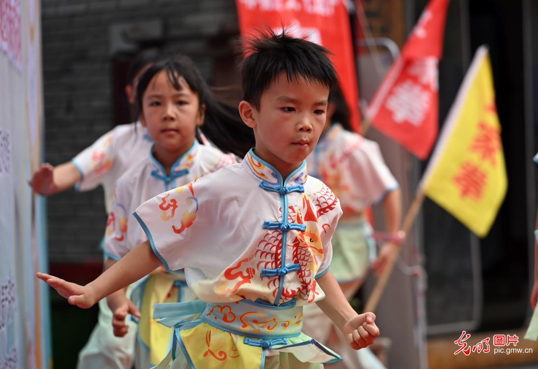 2025年6月14日,在四川省内江市东兴老街,孩子们正在展示武术。当日,内江市东兴区举办非遗宣传展示活动,吸引了不少青少年参与,共同感受传统文化的独特魅力。(唐明润摄/光明图片)