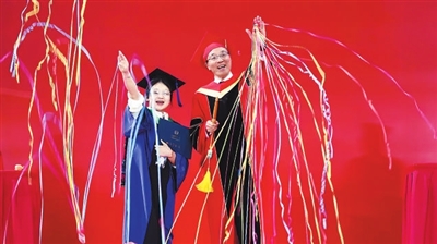 中国农业大学毕业典礼上，校长孙其信与毕业生互动合影。学校供图