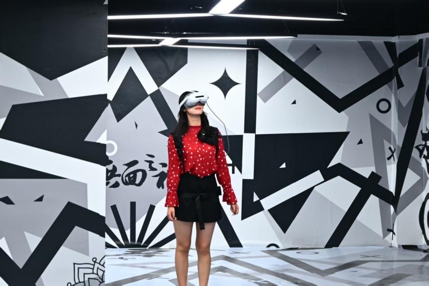 感受《无面之神》。李波摄