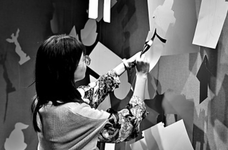 中国农业大学美术鉴赏与实践课程展览开幕式上一个学生写下观展感想。李险峰供图
