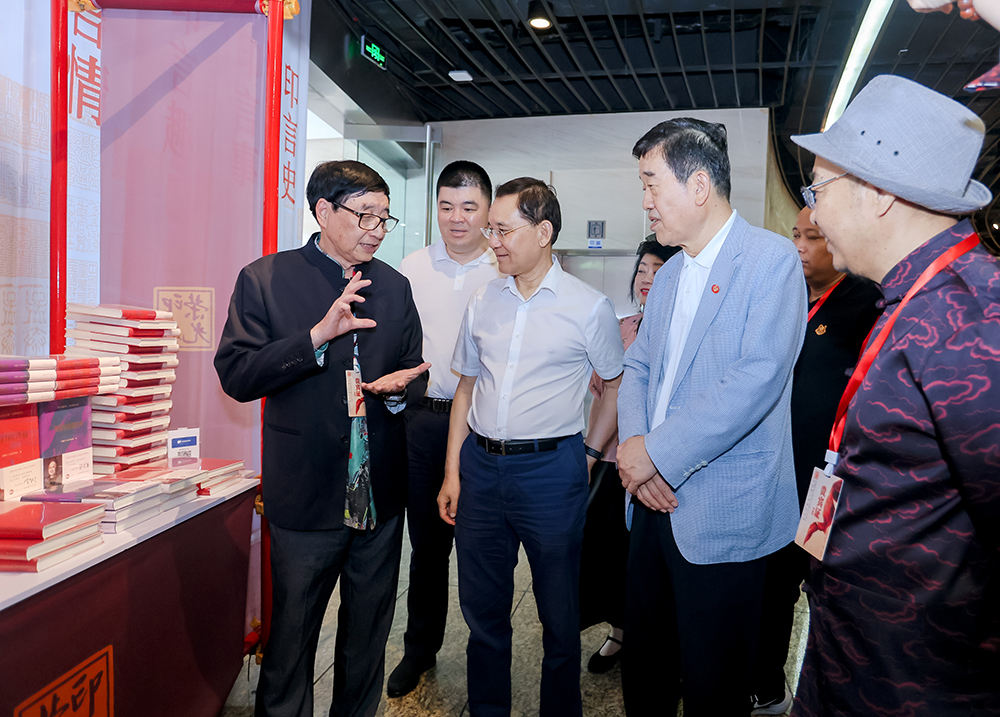 嘉宾参观展览
