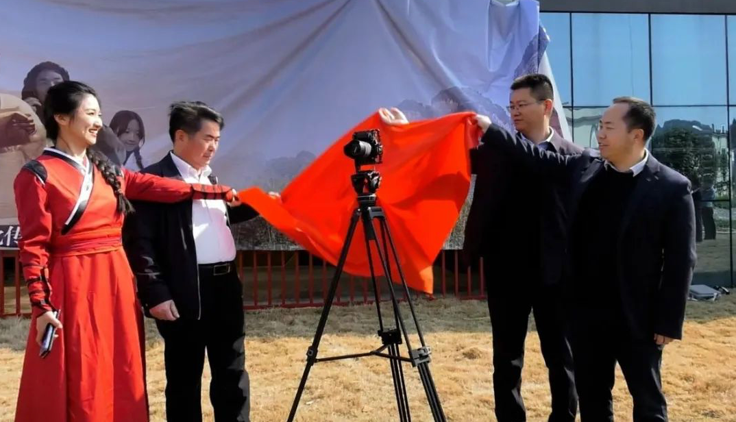 2025年2月，以丹霞山为取景地的短剧《厨神》在丹霞街道夏富村正式开拍，图为开机仪式现场（图源：仁化县融媒体中心）