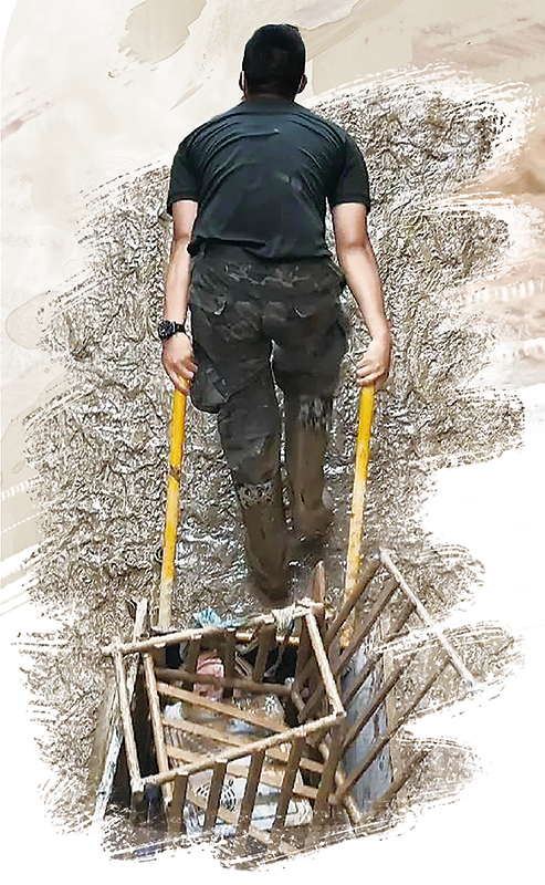 7月1日，武警贵州总队某支队战士马东昇在清淤任务现场奋力拉车的背影，被网友赞为“巷道里的‘中国脊梁’”。视频截图