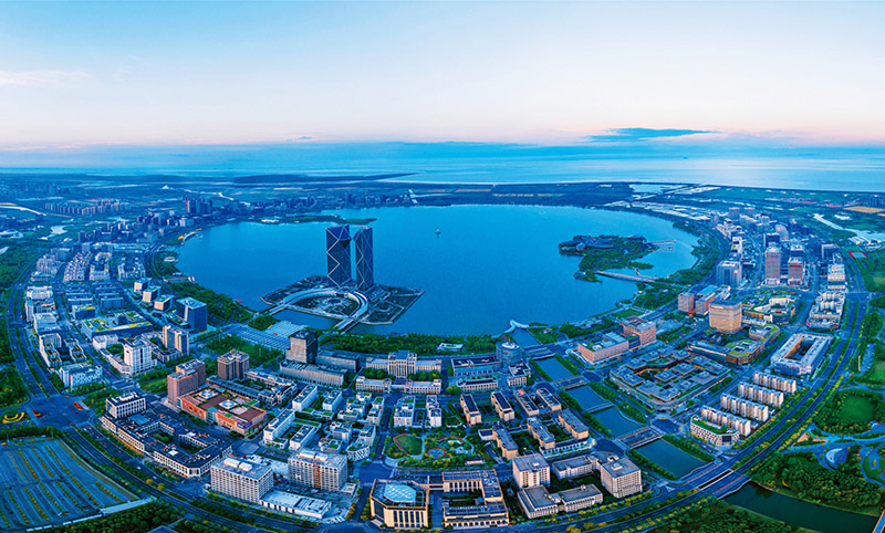 　　自2019年成立以来，中国（上海）自由贸易试验区临港新片区坚持在更深层次、更宽领域、以更大力度推进全方位高水平开放，初步建立起以“五自由一便利”（投资自由、贸易自由、资金自由、运输自由、人员从业自由、信息快捷联通）为核心的制度型开放体系。图为2025年5月21日拍摄的临港新片区。