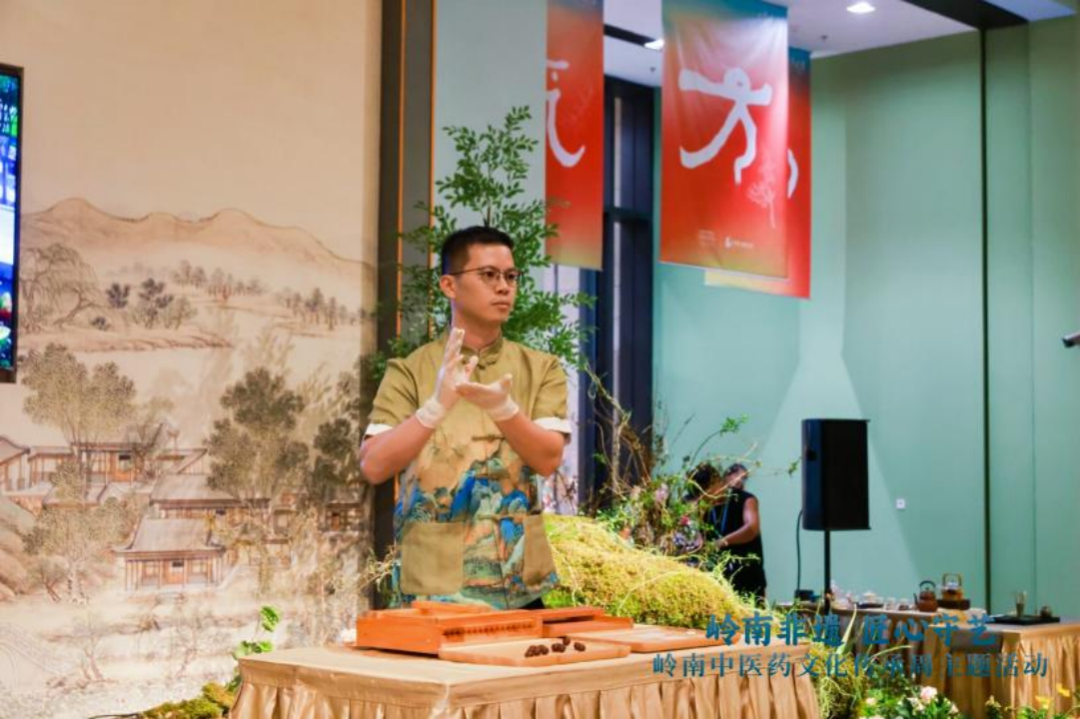 中一安宫牛黄丸的蜡丸制作展演